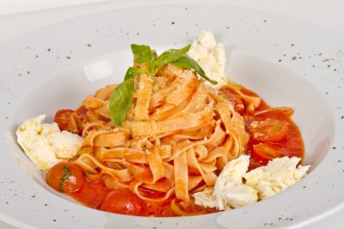 Kiraz domates ve mozzarella ile makarna (tagliatelle)