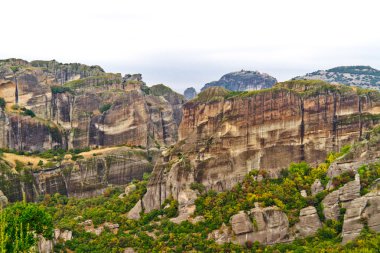 Meteora kayalıklarla ve Manastırlar