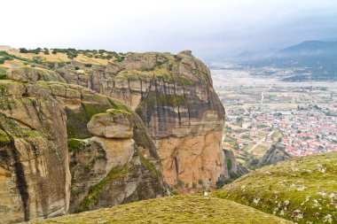 Meteora kayalıklarla ve Manastırlar