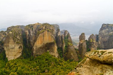 Meteora kayalıklarla ve Manastırlar