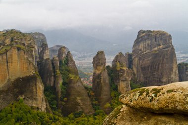 Meteora kayalıklarla ve Manastırlar