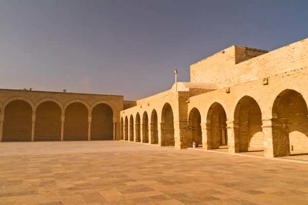 Innenraum einer großen Moschee in Mahdia, Tunesien — Stockfoto