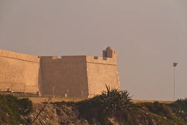 -아랍어 요새와 마 흐 디 아에서 묘지-Ribat 해변에 — 스톡 사진