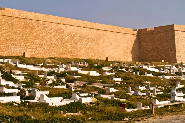 里巴特-阿拉伯文设防和公墓在马赫迪耶-海滨与 — 图库照片