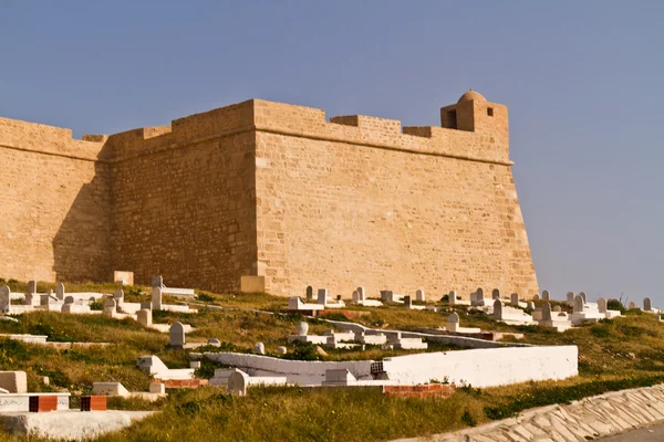 Ribat - arabische Befestigung und Friedhof in Mahdia - direkt am Meer — Stockfoto