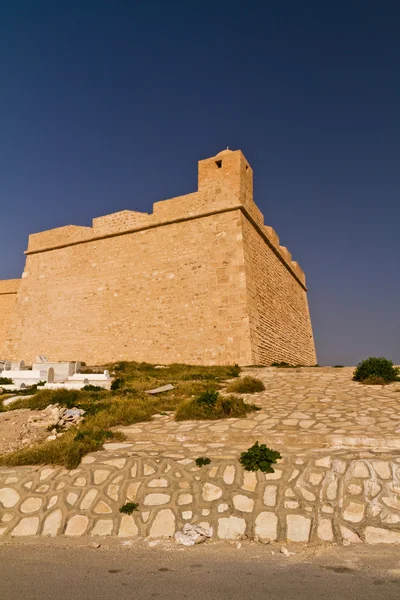 Ribat - fortificación árabe y cementerio en Mahdia - playa a —  Fotos de Stock