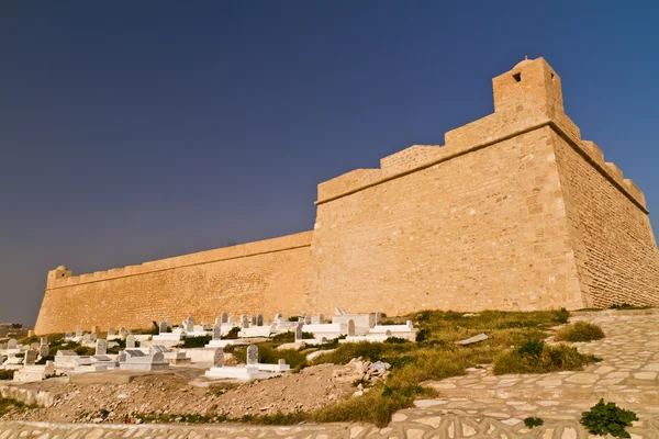 Ribat - arabische Befestigung und Friedhof in Mahdia - direkt am Meer — Stockfoto