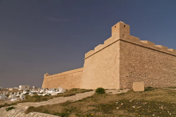 Ribat - arabski fortyfikacji i cmentarz w mahdia - nad morze do — Zdjęcie stockowe