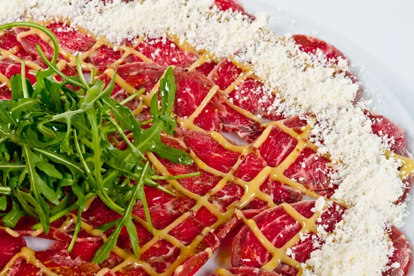 Kött (nötkött) Carpaccio med parmesan och ruccola — Stockfoto