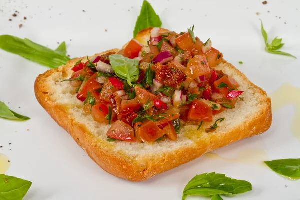 Bruschetta (pan de ajo tostado italiano) con tomate — Foto de Stock