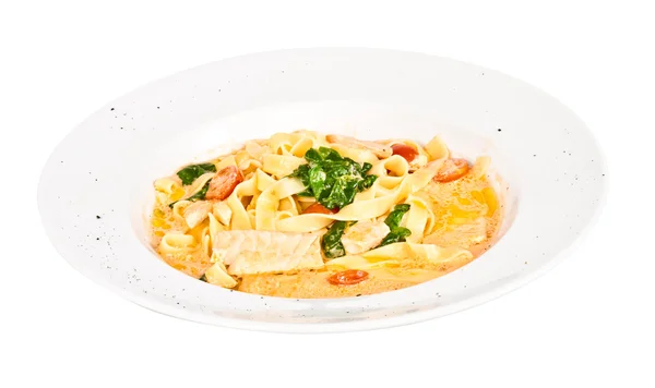 Smakelijke pasta met zalm, kaas, room en peterselie close-up — Stockfoto