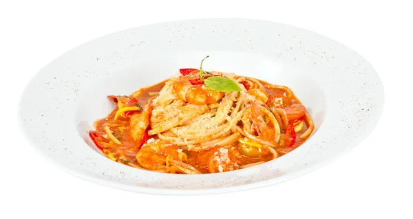Ein Teller Linguini mit sautierten Garnelen, Tomaten, Chili und Oliven — Stockfoto