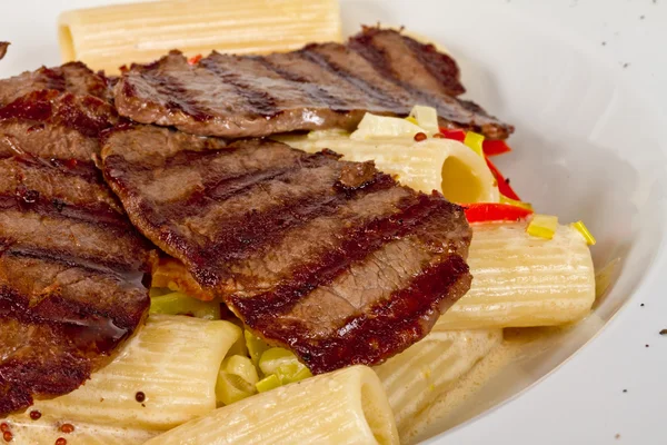 Rigatoni pasta con carne de res y salsa — Foto de Stock
