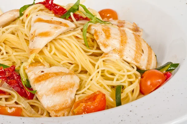 Nærbillede af tallerken pasta og kylling - Stock-foto