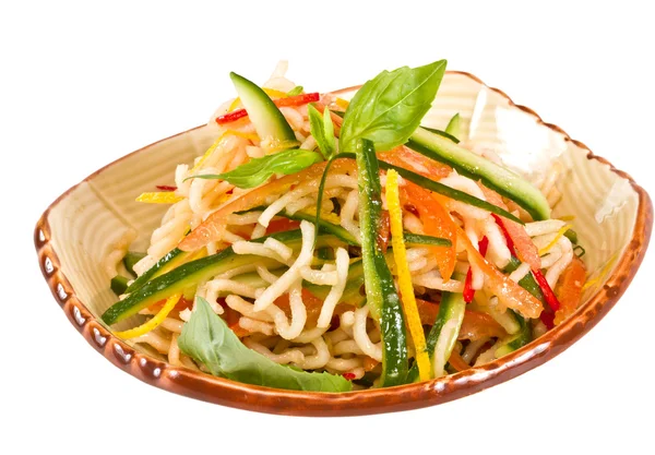 Japanischer Salat mit Nudeln und Gemüse — Stockfoto