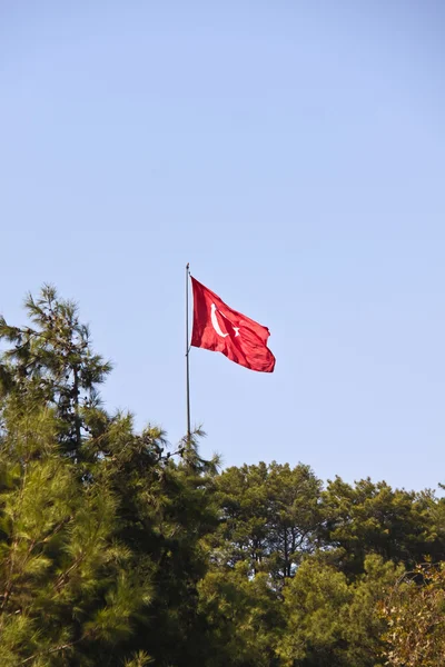 Bandera turca en asta de bandera. Pavo. Mar Mediterráneo — Foto de Stock