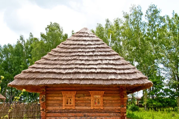 Oud houten huis in dorp — Stockfoto