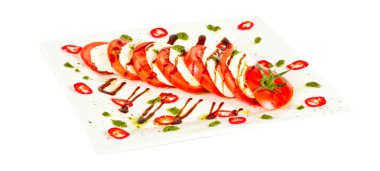 Klasik caprese salatası