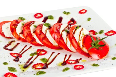 Klasik caprese salatası