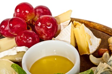 Peynirli olsun tatlım, fındık ve plaka üzerinde üzüm türleri olduğunu