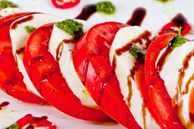 Klasik caprese salatası