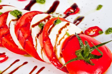 Klasik caprese salatası