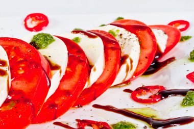 Klasik caprese salatası