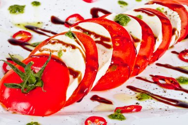 Klasik caprese salatası