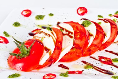 Klasik caprese salatası