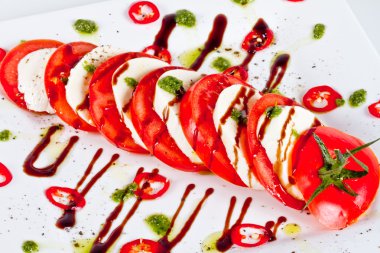 Klasik caprese salatası