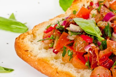 Bruschetta (İtalyan kızarmış sarımsaklı ekmek) domates ile