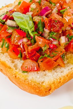 Bruschetta (İtalyan kızarmış sarımsaklı ekmek) domates ile