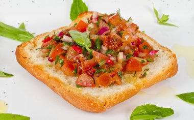 Bruschetta (İtalyan kızarmış sarımsaklı ekmek) domates ile