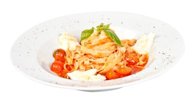 Kiraz domates ve mozzarella ile makarna (tagliatelle)