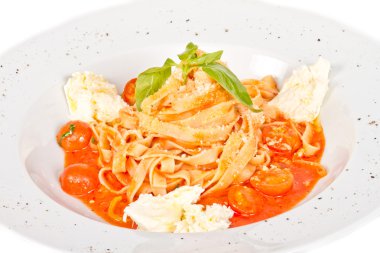 Kiraz domates ve mozzarella ile makarna (tagliatelle)