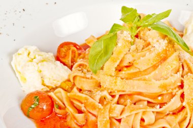 Kiraz domates ve mozzarella ile makarna (tagliatelle)