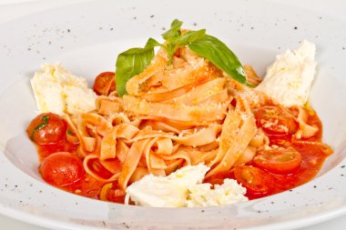 Kiraz domates ve mozzarella ile makarna (tagliatelle)