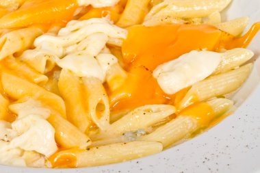 parmesan, dor mavi, chamamber ve mozzarella ile Penne makarna