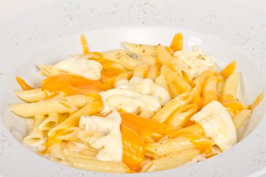 parmesan, dor mavi, chamamber ve mozzarella ile Penne makarna