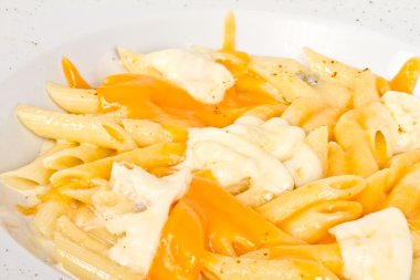 parmesan, dor mavi, chamamber ve mozzarella ile Penne makarna