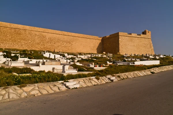 Ribat fortificação árabe e cemitério em Mahdia à beira-mar para — Fotografia de Stock