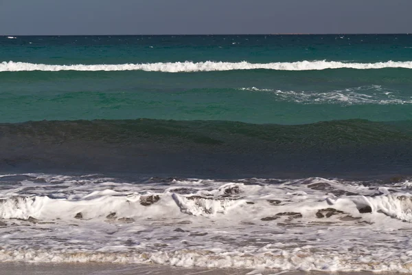 Mořské vlny na pobřeží Středozemního moře — Stock fotografie