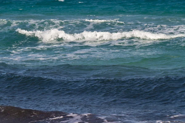 Onde del mare sul Mar Mediterraneo — Foto Stock