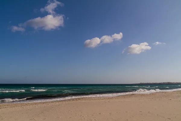 Scène in het Middellandse-Zeegebied beach resort in Tunesië. — Stockfoto