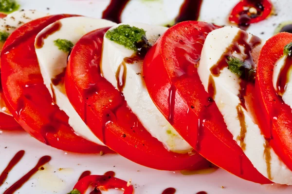 Klasik caprese salatası