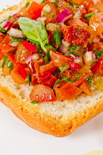 Bruschetta (pan de ajo tostado italiano) con tomate —  Fotos de Stock