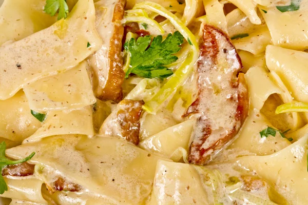 Pasta med svamp och parmesanost — Stockfoto