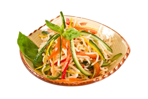 Японский салат из лапши и овощей — стоковое фото