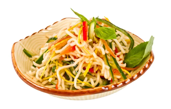 日本面条和蔬菜沙拉 — 图库照片