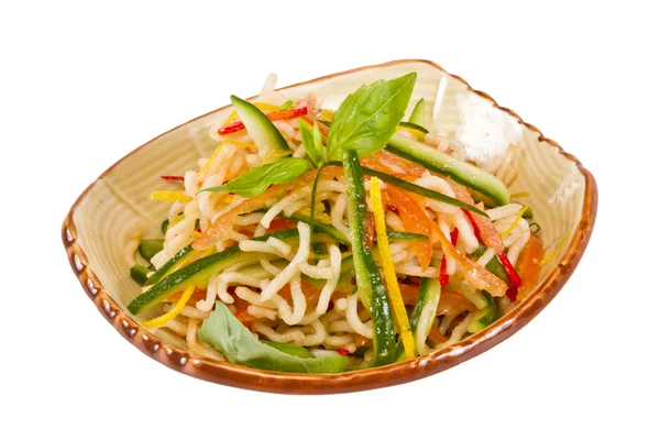 日本面条和蔬菜沙拉 — 图库照片